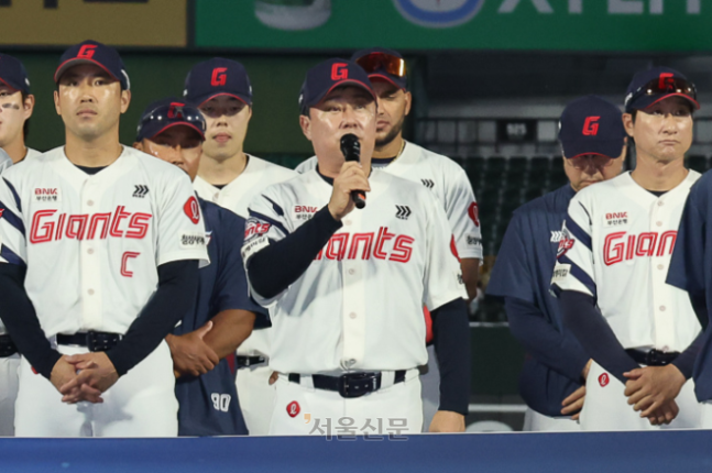 김태형 롯데 자이언츠 감독이 10일 부산 사직구장에서 치른 2026시즌 마지막 안방경기를 마치고 팬들에게 인사를 전하고 있다. 2026.10.10 롯데 자이언츠 제공