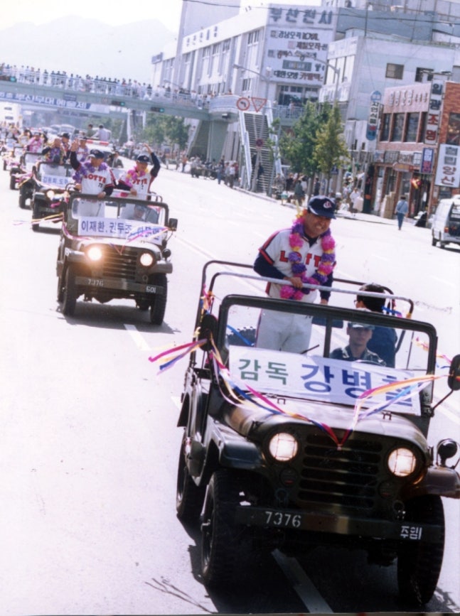 1992년 정규시즌 3위로 포스트시즌에 오른 롯데 선수단이 삼성, 해태, 빙그레를 연파하고 한국시리즈를 제패한 뒤 부산 시내에서 카퍼레이드를 펼치고 있다. 스포츠서울DB