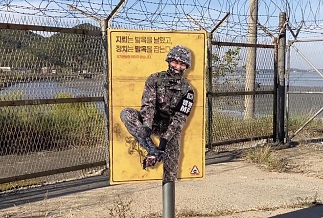 공익광고 전문가 이제석씨가 운영하는‘이제석 광고연구소’는 지난 10∼11일 김포·파주 일대 군사접경지역과 국방부 인접 용산공원 일대에서 지뢰 피해 이후 정치권의 후속 대응을 비판하는 취지의 게릴라 캠페인을 진행했다