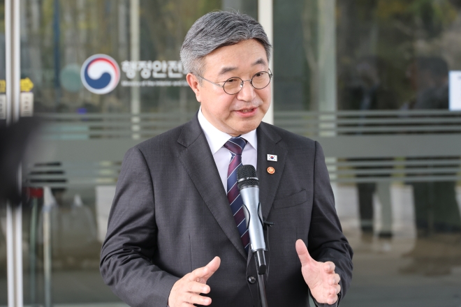 ‘임은정 감찰지시’질문에 답하는 윤호중 행안부 장관 - 윤호중 행정안전부 장관이 12일 세종시 정부세종청사에서 임은정 광주지방중대범죄수사청장에 대한 감찰 지시와 관련해 취재진 질문에 답하고 있다.연합뉴스