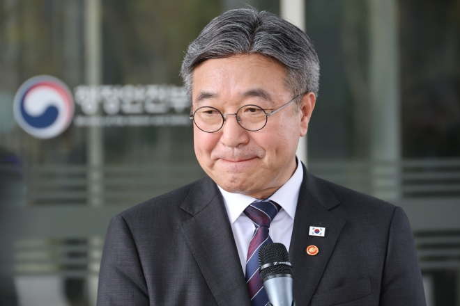 ‘임은정 감찰’관련 질문 받는 윤호중 행안부 장관 - 윤호중 행정안전부 장관이 12일 세종시 정부세종청사에서 임은정 광주지방중대범죄수사청장에 대한 감찰 지시와 관련해 취재진의 질문을 받으며 굳은 표정을 짓고 있다.