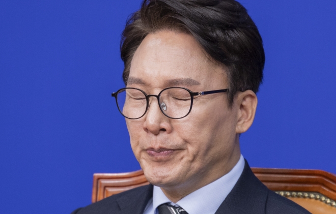 생각에 잠긴 김민석 대표 - 더불어민주당 김민석 대표가 12일 국회에서 열린 최고위원회의 도중 생각에 잠겨 있다.연합뉴스