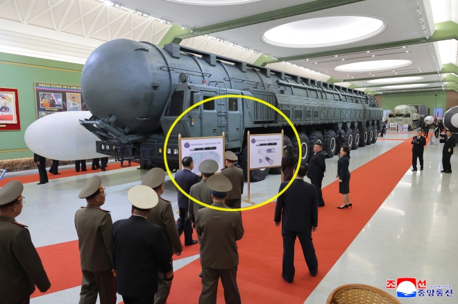 김정은 북한 국무위원장이 지난 11일 새로 개관한 국방혁명박물관에서 신형 대륙간탄도미사일(ICBM) 화성-20형을 둘러보고 있다.노란 원 안에는 세계지도와 다탄두 관련 도면으로 분석되는 전시판이 설치돼 있다.조선