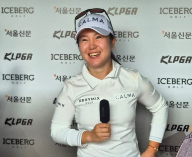 이승연이 16일 경기 이천시 H1 클럽에서 개막한 한국여자프로골프(KLPGA)투어 아이스버그골프·서울신문 오픈에서 전반 9홀을 공동 1위로 마친 뒤 밝은 표정으로 경기 소감을 말하고 있다. 박성국 기자