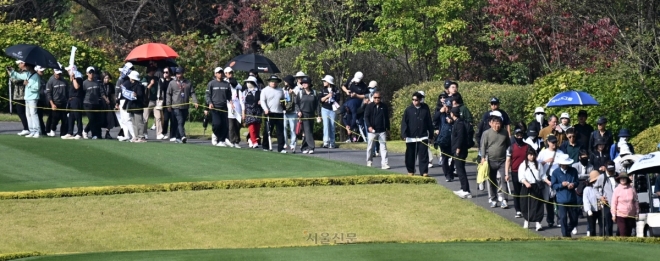 수많은 갤러리들이 16일 경기 이천시 H1클럽(파72) 10홀에서 선수들의 멋진 샷을 보기 위해 이동하고 있다. 홍윤기 기자.