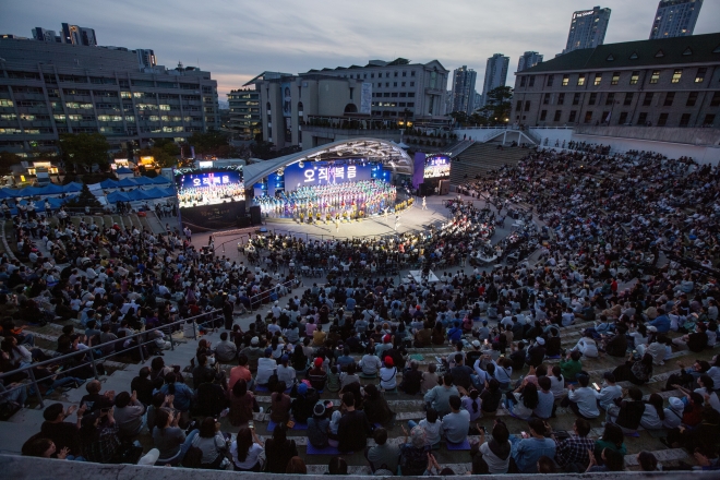 지난 17일 서울 한양대학교에서 열린 극동방송 창사 70주년 홈커밍데이에 성도들과 후원자들이 모인 가운데 기념 공연이 펼쳐지고 있다. 극동방송 제공