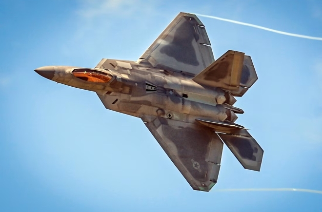 미 공군의 F-22 랩터 스텔스 전투기가 2021년 9월 11일 미국 뉴햄프셔주 피스 공군주방위군기지에서 열린 ‘선더 오버 뉴햄프셔’ 에어쇼에서 시범비행을 펼치고 있다. 미 공군 제공