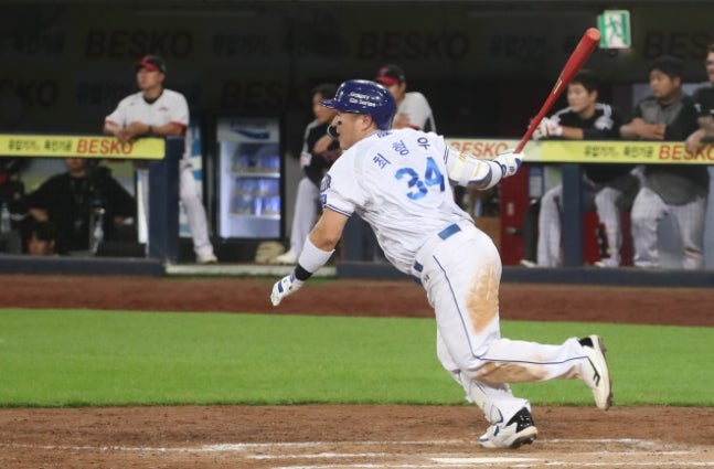 최형우 KBO 첫 1,800타점 - 최형우 KBO 첫 1,800타점 (대구=연합뉴스) 김현태 기자 = 7일 대구 삼성라이온즈파크에서 열린 2026 신한 SOL뱅크 KBO리그 LG 트윈스와 삼성 라이온즈 경기. 7회 말 무사 주자 2루 상황에서 타석에 선 삼성 최형우가 1점 적시타를 치며 KBO 첫 1,800타점을 기록하고 있다. 2026.7.7 mtkht@yna.co.kr (끝)