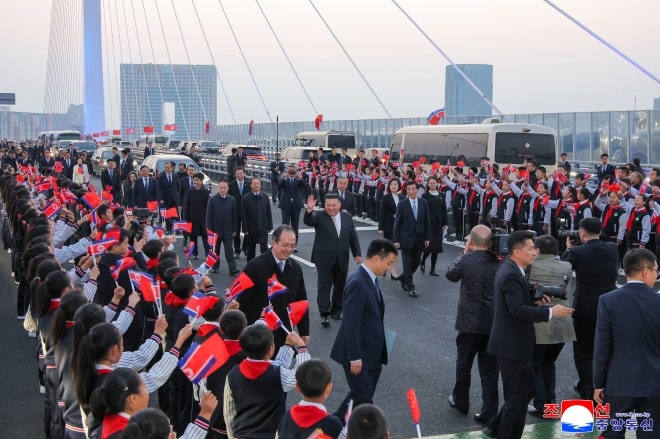 당일치기 <b>방중</b> ‘파격’… <b>김정은</b> 셈법에 쏠린 눈