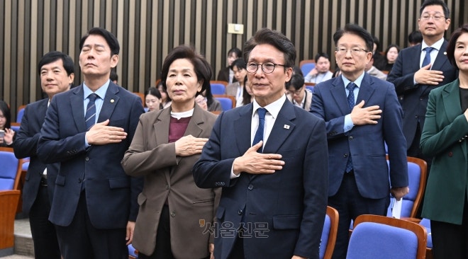與 “조희대 의혹 진상<b>조사</b> 국조 실시…내달 5일 본회의 처리”