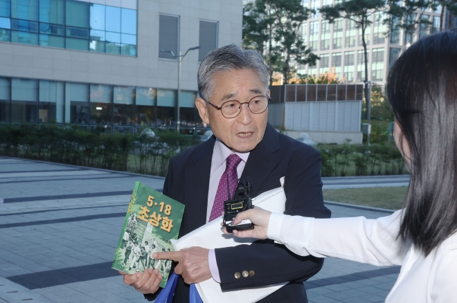 영장심사 앞두고 취재진 질문에 답하는 지만원 - 5·18 민주화운동 관련 허위 사실을 유포해 희생자와 유족의 명예를 훼손한 혐의를 받는 보수논객 지만원씨가 27일 경기도 수원시 수원지방법원에서 구속 전 피의자 심문(