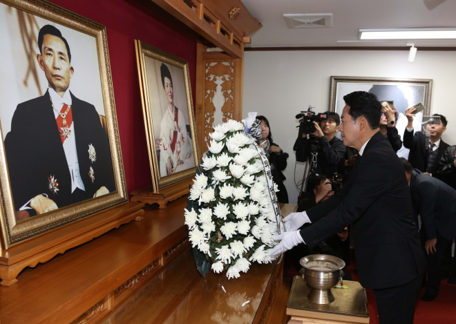 <b>장동혁</b>, <b>박정희 생가</b> 찾아 “조국 근대화 역사 흔들리지 않아”