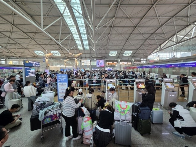 [속보] <b>인천공항</b> 1터미널 항공사 3곳 <b>발권 중단</b>…출국 수속 지연