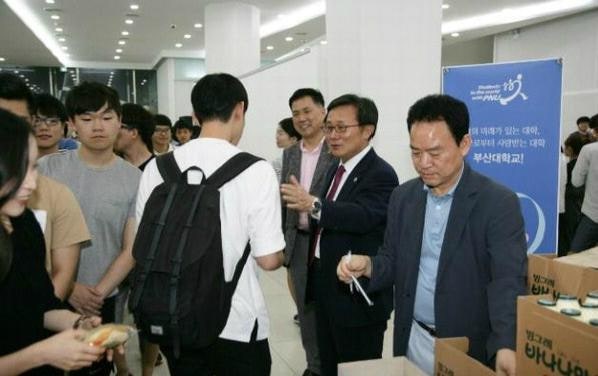 간식 배달·<b>삼겹살</b> 파티 친근한 총장님 '소통 행보'
