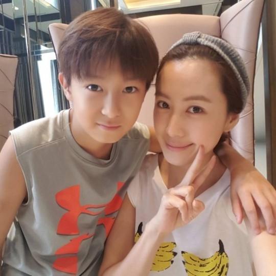 [스타인] 홍은희<b>유준상</b> 쏙 빼닮은 훈남 <b>아들</b> 공개 "동우야 사랑해"