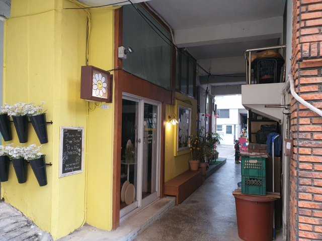 부산 해운대구 해리단길 골목길에 위치한 1978년 준공된 우일맨션 1층 상가. 김성현 기자