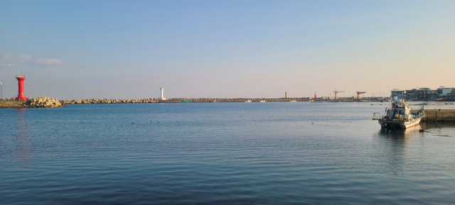 기장군 일광면 중동항에서 카메라를 와이드샷으로 펼치면 중동항의 빨간 등대와 하얀 등대와 함께 저 멀리 칠암항의 붕장어 등대, 갈매기 등대, 야구 등대까지 5개의 등대가 사진에 모두 담긴다.