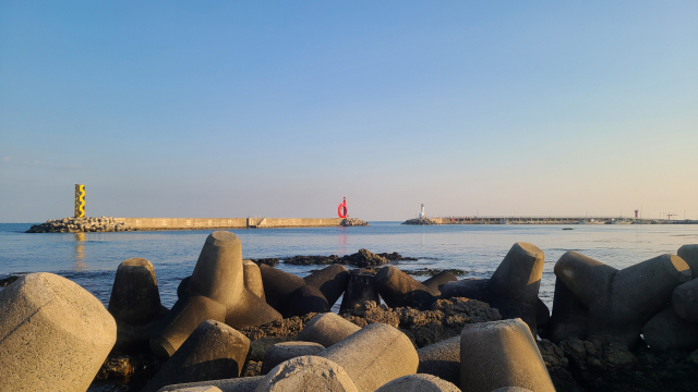 칠암항에 있는 붕장어 등대와 갈매기 등대, 야구 등대.