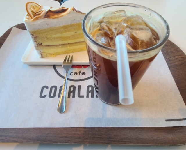 바다를 조망하는 카페에서 즐긴 커피와 디저트. 걷다 지칠 때 커피 한 잔은 ‘시크릿 커피로드’의 화룡점정이다.