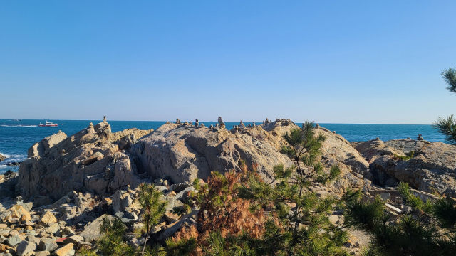 해동용궁사로 가는 해안길을 걸다 보면 갯바위 위에 소원을 담은 돌탑이 켜켜이 쌓여 있다.