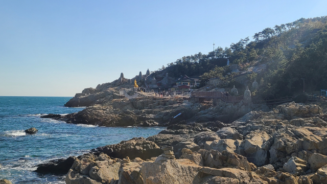 해안가 사찰이라는 신비로움과 해안 절경으로 많은 국내외 관광객들이 찾고 있는 해동용궁사.