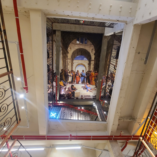 다음 달 4일 문을 여는 부산 중구 보수동 책방골목의 새로운 복합문화공간 아테네 학당 내부. 4층 천장에 라파엘로의 명화 ‘아테네 학당’을 그려 넣었다. 건물 2~4층의 한가운데 공간을 과감하게 뚫어, 2층과 3층을