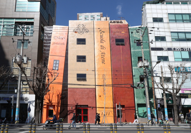보수동 책방골목의 새로운 복합문화공간인 아테네 학당 외관. 명화 ‘아테네 학당’에 나오는 플라톤과 아리스토텔레스의 저서 '티마이오스(Timaeus)'와 '니코마코스 윤리학(Nicomachean Ethics)'이 꽂혀