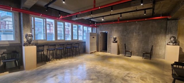 아테네 학당 4층에 올라가면 명화 ‘아테네 학당’에 등장하는 고대 철학자들이 흉상으로 전시돼 있어 눈길을 끈다.