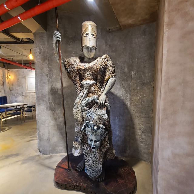 아테네 학당 4층에 있는 아테나 여신상. 책방골목의 이미지에 맞게 헌책을 다시 본다는 의미를 담기 위해 정크 아트의 대가 김후철 작가에게 의뢰해 제작했다.