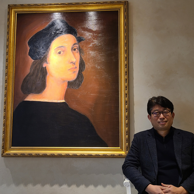 아테네 학당 3층에 있는 라파엘로의 ‘자화상’. 철학과 미술에 조예가 깊은 김대권 아테네 학당 대표는 르네상스 시대의 3대 거장 중 한 명이었던 라파엘로를 매우 좋아한다고 말했다.