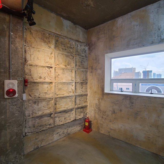 아테네 학당 내부 벽면은 낡고 오래된 듯하지만 고전적이면서도 중후한 느낌을 준다. 전문 아트 페인팅 업체의 손길로 탄생했다.