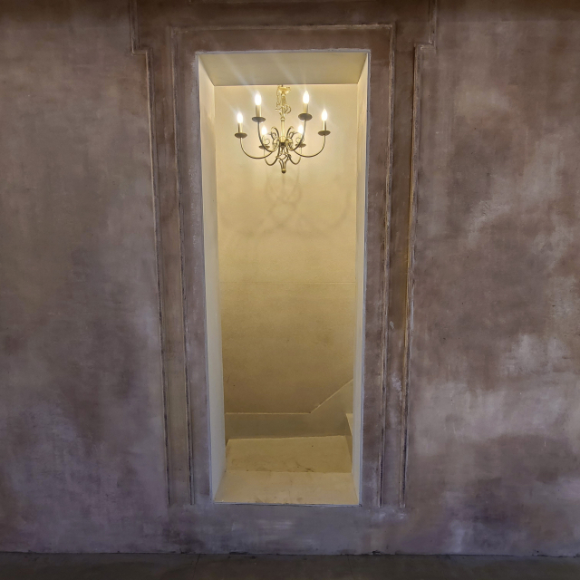 아테네 학당의 3층과 4층을 잇는 계단은 매우 고풍스러운 느낌이 든다.