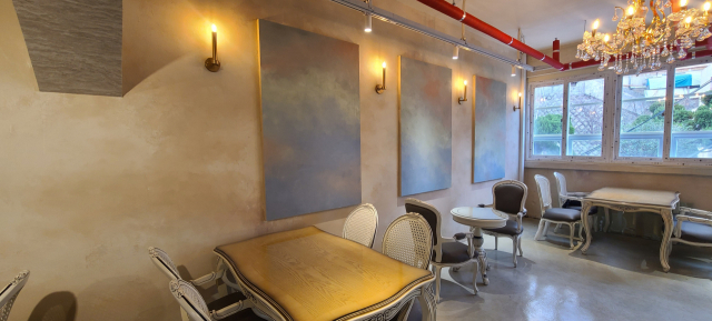 아테네 학당 내부의 노란 조명과 곳곳에 달린 샹들리에는 마치 유럽의 한 건물에 와 있는 느낌을 준다.