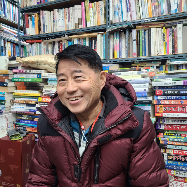 아네테 학당 건물 1층에 있는 충남서점의 남명섭 대표는 오피스텔 건립으로 건물이 헐리면 또다시 서점의 문을 닫아야 했다. 그는 “책방 골목에 모처럼 생기가 돌고 있다”며 아테네 학당이 보수동 책방골목 부활의 신호탄이