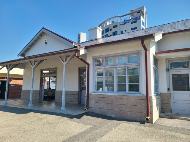 욜로 갈맷길 3코스 ‘블루라인 푸른 모래’의 출발점인 옛 송정역사. 옛 송정역사는 노천대합실, 철로·승강장 150m 구간과 함께 국가등록문화재로 지정돼 있다.