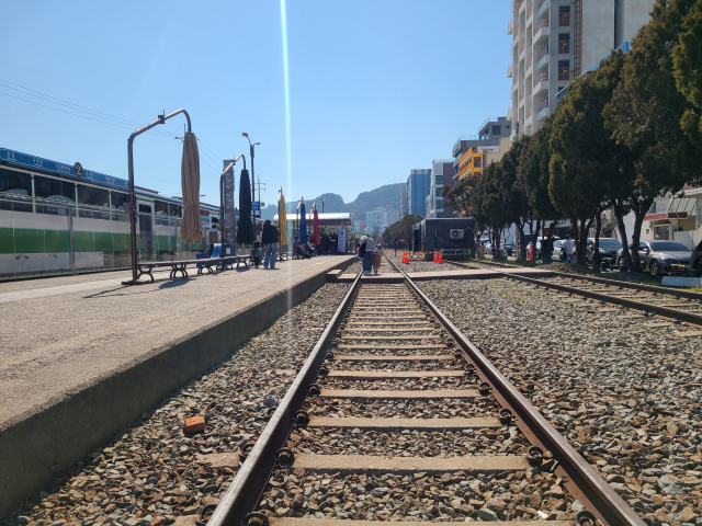 국가등록문화재로 지정돼 있는 옛 송정역사 앞 철로·승강장 150m 구간. 폐선 철로와 승강장이 걸을 수 있도록 개방돼 있다.