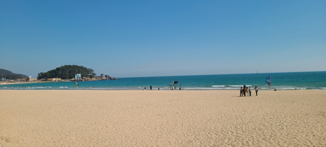 블루라인파크 송정정거장을 지나자마자 동해남부선 폐선 철로 옆으로 쭉 이어지는 나무 덱길이 시작된다. 덱길 왼쪽으로 송정해수욕장이 눈앞에 펼쳐진다.