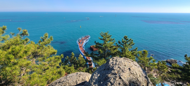 욜로 갈맷길 3코스에서 잠시 벗어나 찾은 청사포 전망대. 전망대 옆 바위에 올라 바다를 굽어보니 청사포 다릿돌전망대가 바다 쪽으로 쭉 뻗어 있다.