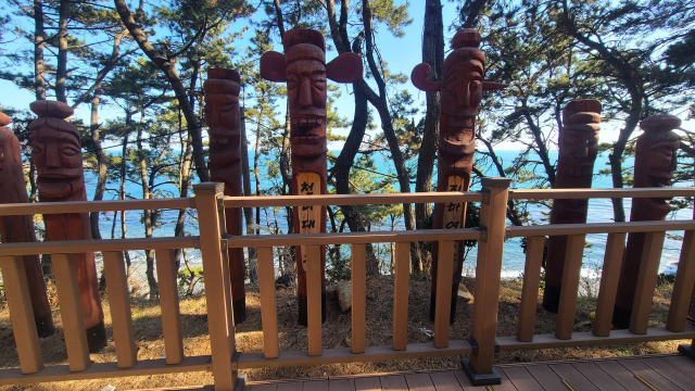 블루라인파크 미포정거장 쪽으로 가는 길에 만난 천하대장군과 지하여장군 등 장승들. 무섭기도 하고 우스꽝스럽기도 하지만 친근하게 느껴진다.