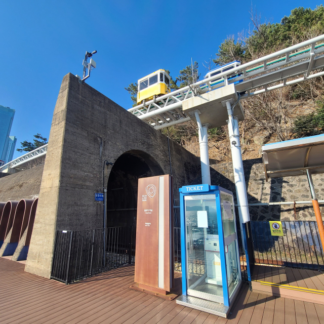 달맞이터널 위로 스카이캡슐이 지나가고 있다. 달맞이터널은 알록달록한 아치형 기둥을 배경 삼아 멋진 사진을 찍을 수 있어 포토존으로 사람들의 발길이 머무는 곳이다.