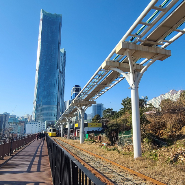 욜로 갈맷길 3코스 ‘블루라인 푸른 모래’의 종착점인 블루라인파크 미포정거장이 보인다.
