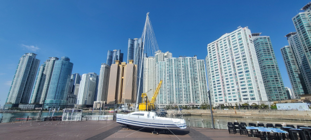 욜로 갈맷길 4코스 ‘센텀 무비 투나잇’의 시작점인 마린시티 전경. 야경이 아름답지만 낮에 보면 하늘을 향해 솟은 마천루들이 숲을 이뤄 웅장미가 느껴진다.