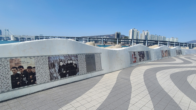 마린시티에 있는 ‘해운대 영화의 거리’. 해운대에서 촬영한 영화들이 방파제 안쪽 벽면에 영화 포스터 등의 형태로 소개돼 있다.