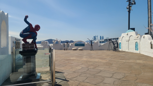 마린시티 ‘해운대 영화의 거리’에 조성된 산토리니 광장. 영화를 찍는 제작진과 배우를 표현한 조형물과 스파이더맨 피규어가 설치돼 있다.