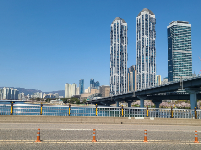 수영2호교(민락교)를 건너다 오른쪽으로 고개를 돌리면 센텀시티의 고층 건물들이 눈에 들어온다.