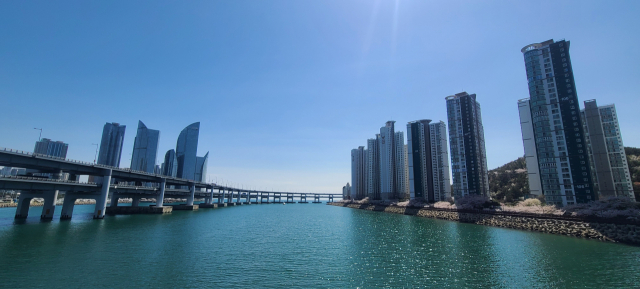 수영2호교(민락교)를 건너면서 왼쪽으로 바라보면, 마린시티의 마천루들이 하늘로 솟아 있고, 민락동 해안을 따라선 고층 아파트들이 줄지어 서 있다.