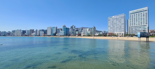 광안해변공원 인근에서 바라본 광안리 해수욕장.