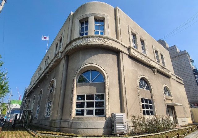 지난달 문을 연 부산근현대역사관 별관. 1929년 건립된 동양척식주식회사 부산지점이 모태로, 도서 열람과 휴식이 있는 복합문화공간으로 시민들에게 다시 돌아왔다.