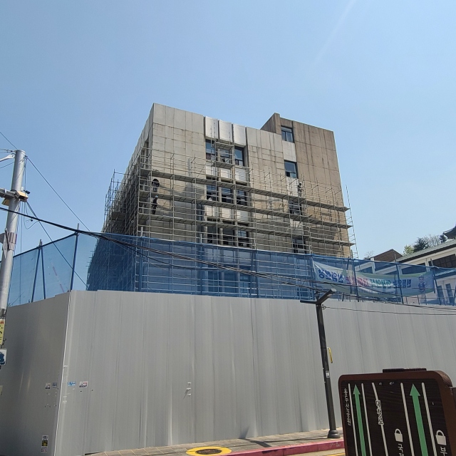 부산근현대역사관 별관 바로 옆에는 옛 한국은행 부산본부 건물이 리모델링 중이다. 오는 12월 부산근현대역사관 본관으로 문을 열며 부산의 근현대사와 정체성을 보여 주는 전시 공간으로 특화된다.