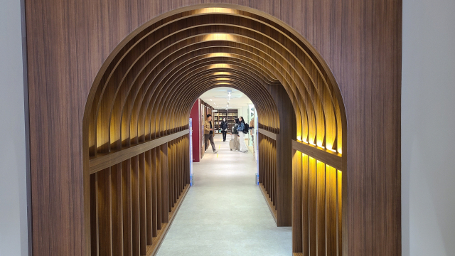 부산근현대역사관 별관 입구는 두 곳인데, 야외 광장 쪽으로 난 입구로 들어가면 은은한 조명이 비추는 아치형 통로가 나온다. 별관 내부에는 아치형 통로와 공간이 많은데, 최초 건립 당시의 아치형 창호를 본떴다.